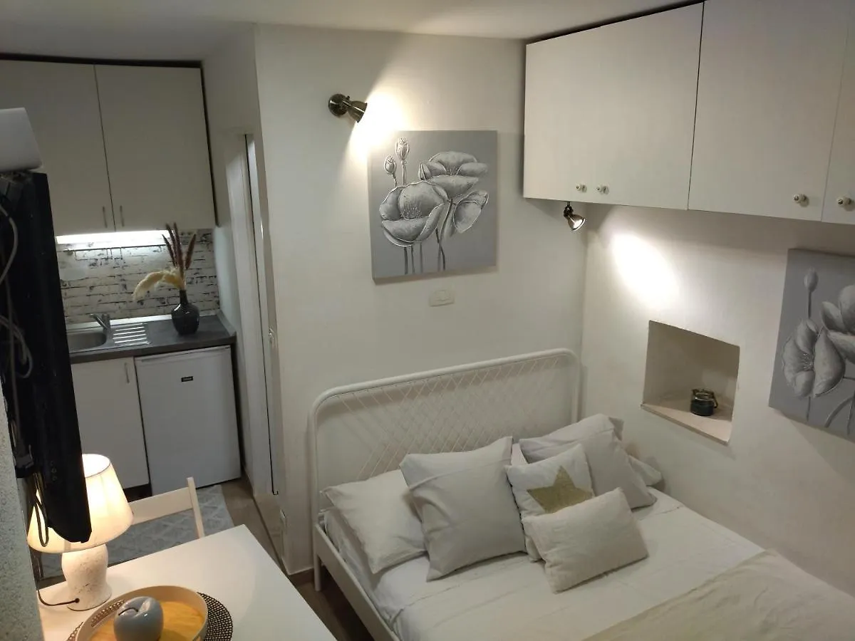 Apartment Tiny Studio In City Center Stone House Split
